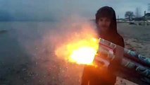Joven lanza 1 mil fuegos artificiales al aire en solo 45 segundos frente a la playa
