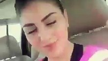 فتاة فاتنة تلقي التحية بطريقتها