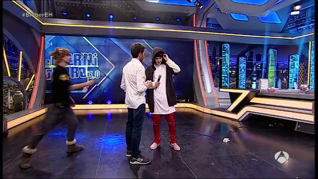 Pablo Motos le regala a Justin una tabla voladora El Hormiguero 3.0
