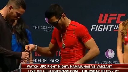 Esta mujer No aparta la mirada de los Peleadores de UFC en el pesaje