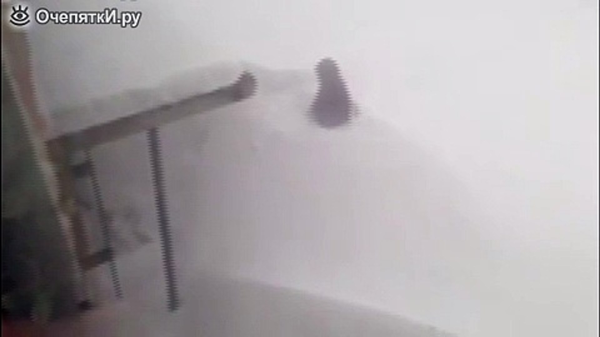 ⁣Застрял в сугробе в метель