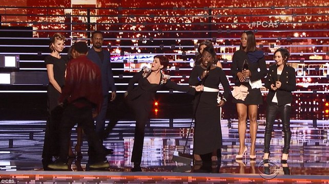 Incident en direct à la télé américaine: Un homme surgit sur la scène des People Choice Awards