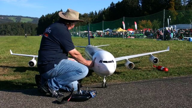 A 340 300 GIGANTIC RC SCALE TURBINE MODEL AIRLINER AMAZING DISPLAY FLIGHT / Hausen am Albi