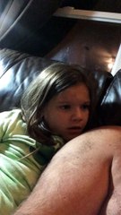 Cette fillette apprend qui est le père de Luke dans Star Wars... Réaction magique en direct