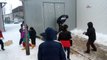 Bataille de boules de neige entre un policier et des enfants réfugiés syriens. Moment de pur bonheur!