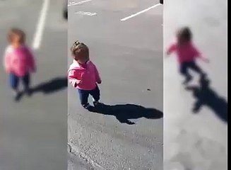 طفلة صغيرة تخاف من ظلها بشكل طريف . ههههه