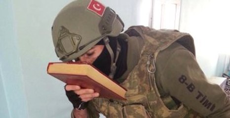 Cizre'de Asker Kur'an-ı Kerim'i Öpüp, Başına Koydu