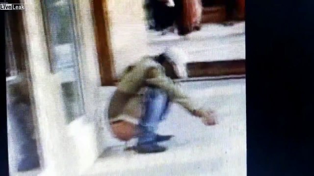 Un mec bourré fait caca sur un trottoir et tombe dedans