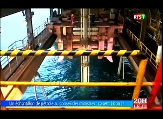 Un échantillon de pétrole au conseil des ministres