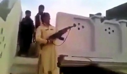 Geri Tepen AK-47 Adamı Yere Düşürdü