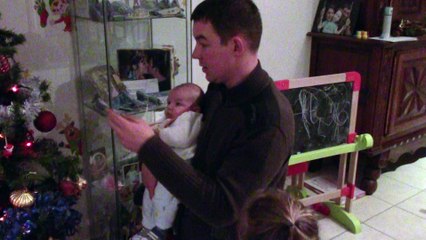 Première décoration de sapin pour Erwan