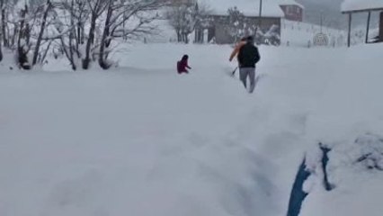 Tekrar) Yol Kapanınca Öğrencilerini Kucağında Taşıyor