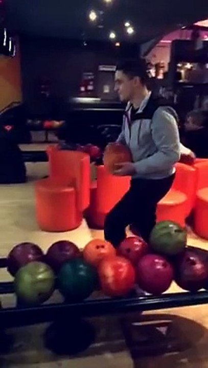 Il casse le plafond d'un bowling en lançant sa boule