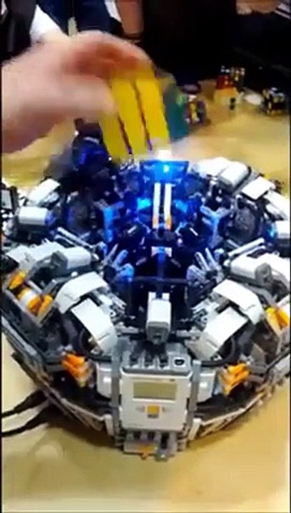 Robot intelligent termine les rubik's cube en quelques secondes