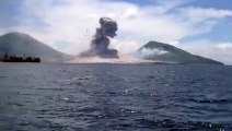 Il filme ces vacances lorsque le volcan entre en éruption