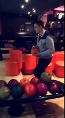 Des jeunes détruisent un plafond d'une salle de Bowling en lançant une boule