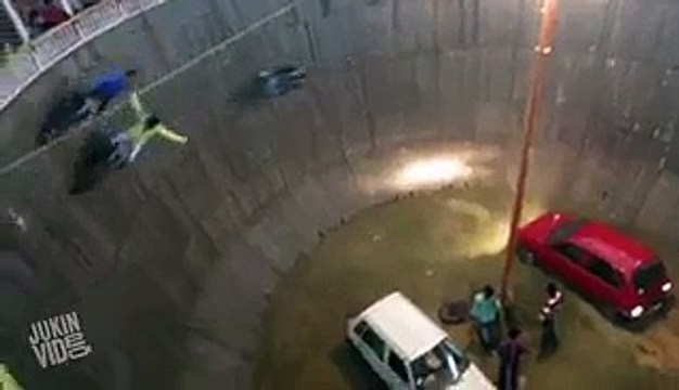 Ölüm Duvarında Araçlarıyla Yer Çekimine Meydan Okuyan Çılgın İnsanlar