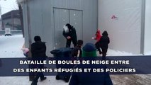 Bataille de boules de neige entre des enfants réfugiés et des policiers