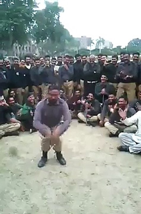بے بی ڈول میں پولیس دی.