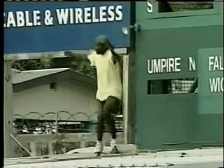Worst batting ever in cricket history.Hilarious.U laugh for ages.Can't stop laughing.watch till end