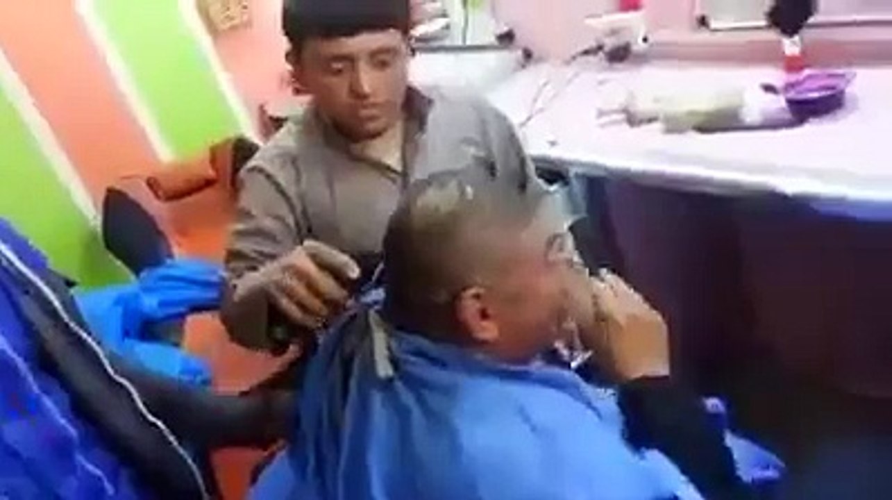 pagal khany sy pagal kis tarah cuting kerty hain very funny video