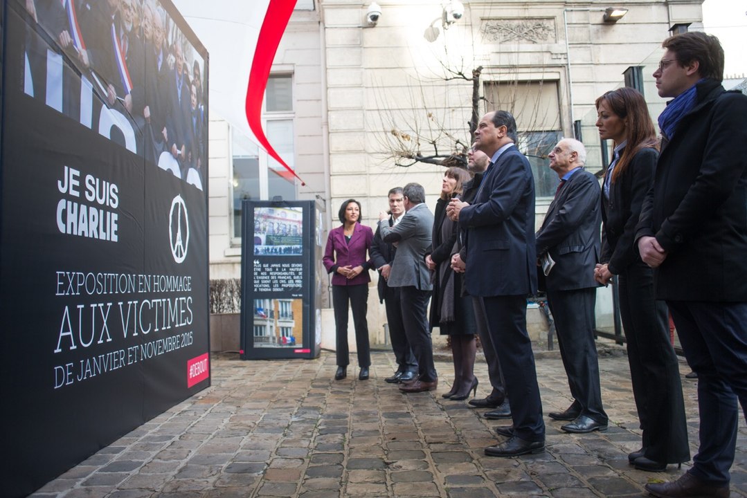"Debout face à la barbarie" Jean-Christophe Cambadélis inaugure l'expo hommage aux victimes du terrorisme