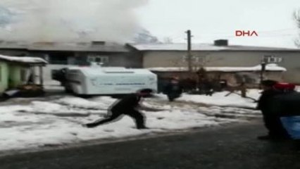 Hakkari - Köydeki Ev Yangınını Jandarmanın Toma'sı Söndürdü