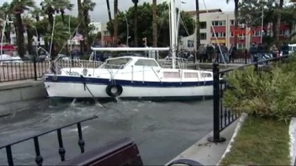 Marmaris Şiddetli Lodos Yüzünden Yelkenli Tekne Az Daha Batıyordu