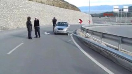 Bursa Seyir Halindeki Otomobilin Üzerine Aydınlatma Direği Devrildi