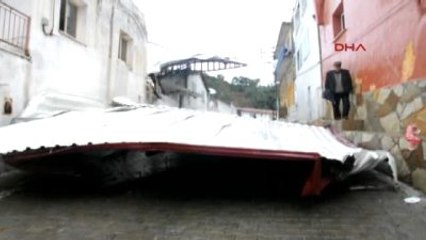 Aydın 2 Ton Ağırlığındaki Çelik Çatı Rüzgarla Uçtu