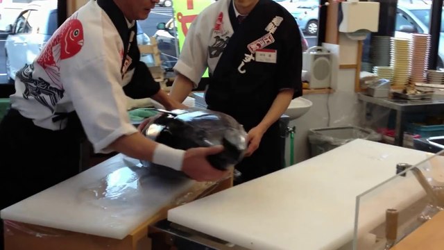 Couper un thon entier à la manière d'un maitre sushi japonais. Impressionnant
