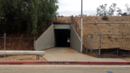 Ce gars référence et note les tunnels piétons aux USA... Pourquoi??!!!