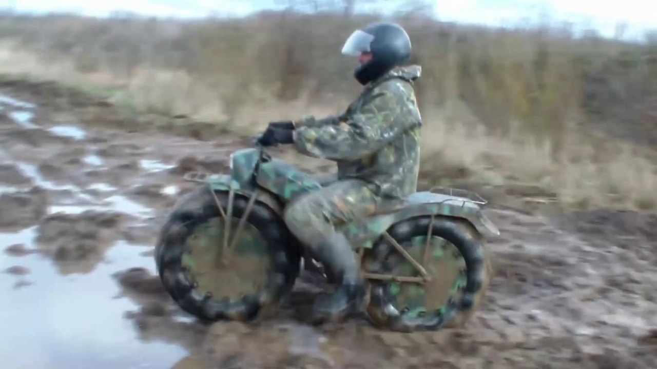 Une moto vraiment tout terrain avec des roues géantes