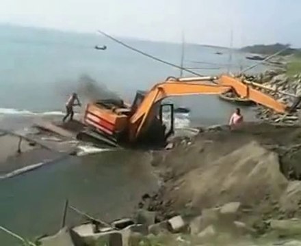 Bad backhoe loader driver sinks a Boat and his Truck!