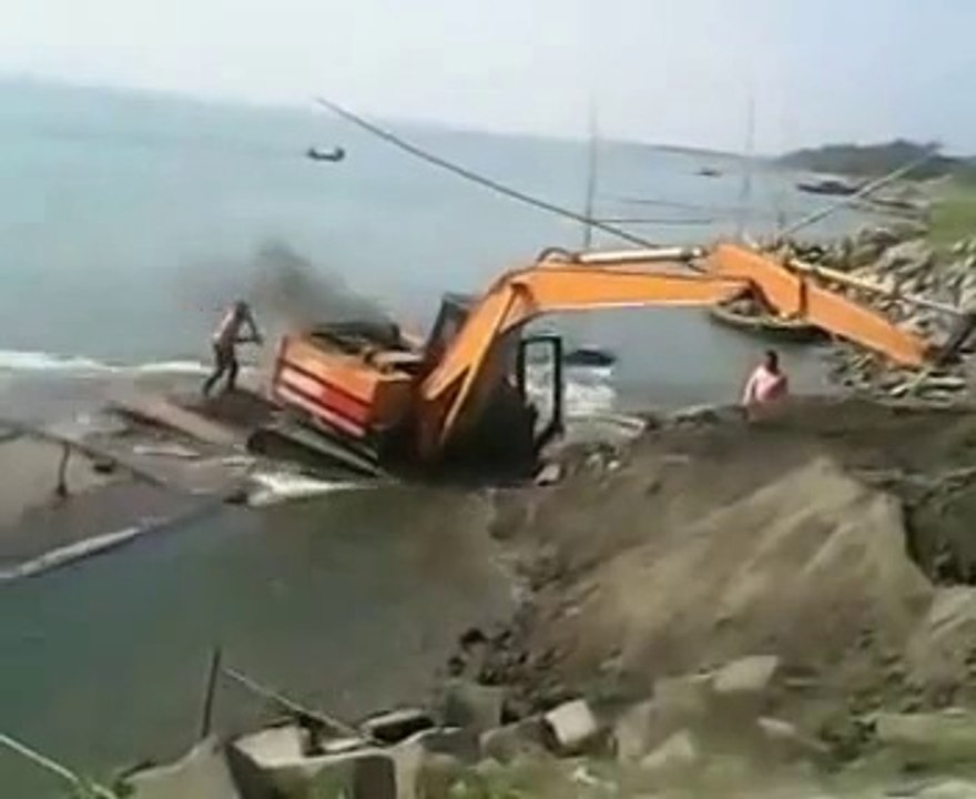 Bad backhoe loader driver sinks a Boat and his Truck!