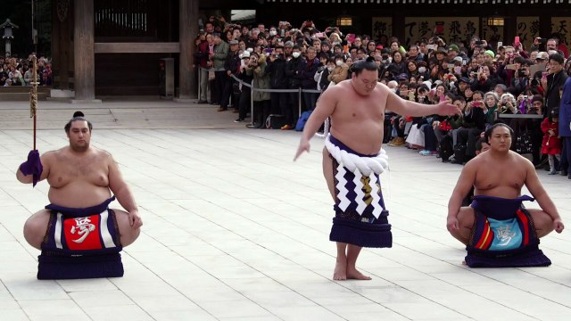 Japon: rituel de lutteurs de sumo pour la nouvelle année