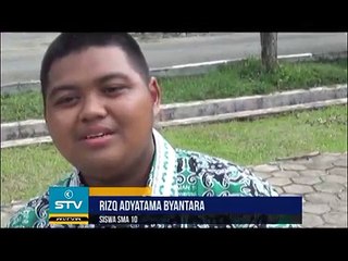 Tidak Bisa Belajar di Ruang Kelas, Siswa Bangun Tenda