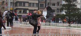 İstanbul'da şiddetli lodos...Şemsiyeler havada uçuştu