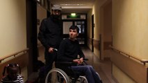 Abed a été gravement blessé en Syrie, il est depuis paralysé des deux jambes, même si les démarches sont longues le centre lui a quand même permis de se faire soigner.