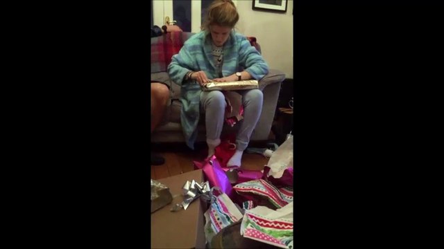 Réaction hilarante d'une ado qui reçoit en cadeau une place pour le concert de Justin Bieber