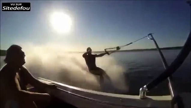 Méchante gamelle en ski nautique