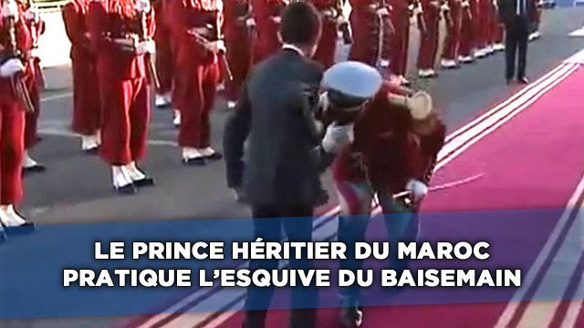 Le prince héritier du Maroc pratique l'esquive du baisemain