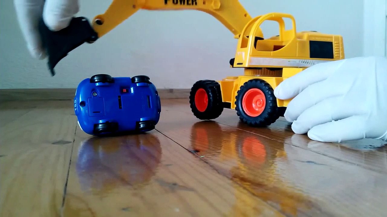 oyuncak kepçe,oyuncak dozer,kepçe polis arabasini kurtariyor