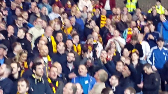 Des supporteurs de FOOT anglais chantent Twist and Shout des Beatles tous ensemble... Magique