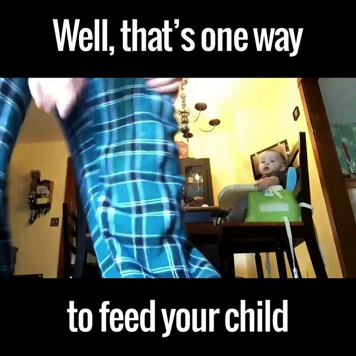 Un papa super cool nourrit son bébé en chantant... La classe