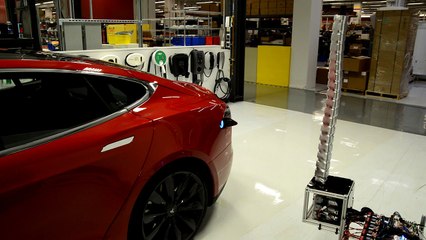 Download Video: Coche eléctrico Tesla S Recarga automática