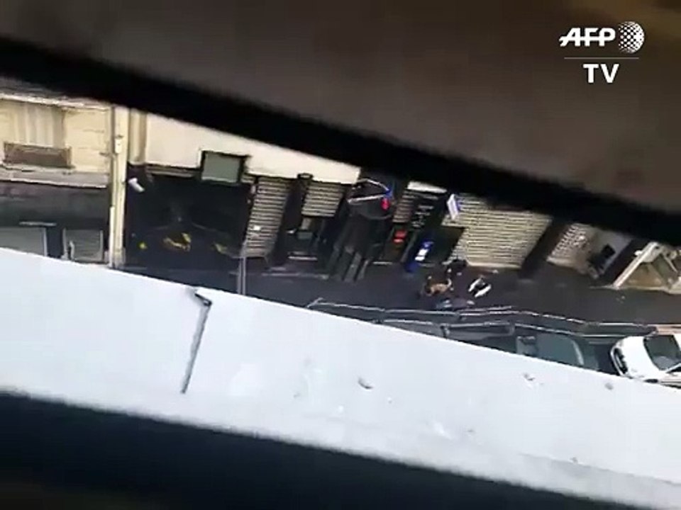 Un an après Charlie, un homme armé criant "Allah Akbar" tué devant un commissariat à Paris