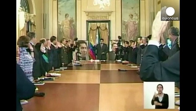 Venezuela. Maduro fa un rimpasto di governo, l'opposizione fa giurare i deputati sospesi