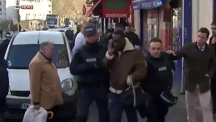 Un témoin clé sur le point de se faire interviewer par “Sky News” arrêté par la police