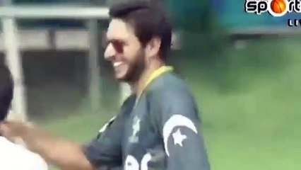 General Raheel's hit Shahid Afridi's bowl